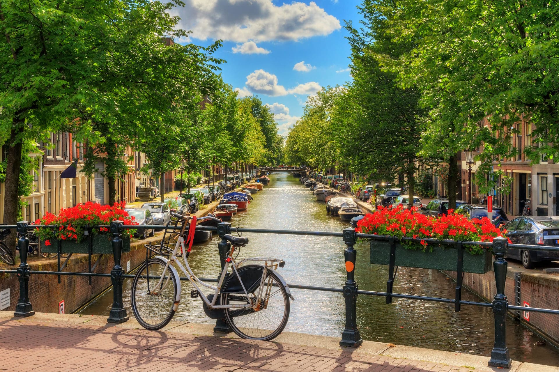 bicicletta sul canale di amsterdam